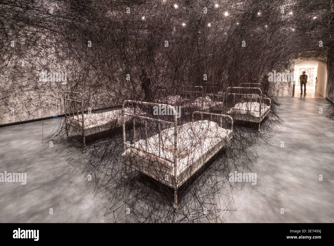 Pendant Sleep installation par Chiharu Shiota à la Hayward Gallery Banque D'Images