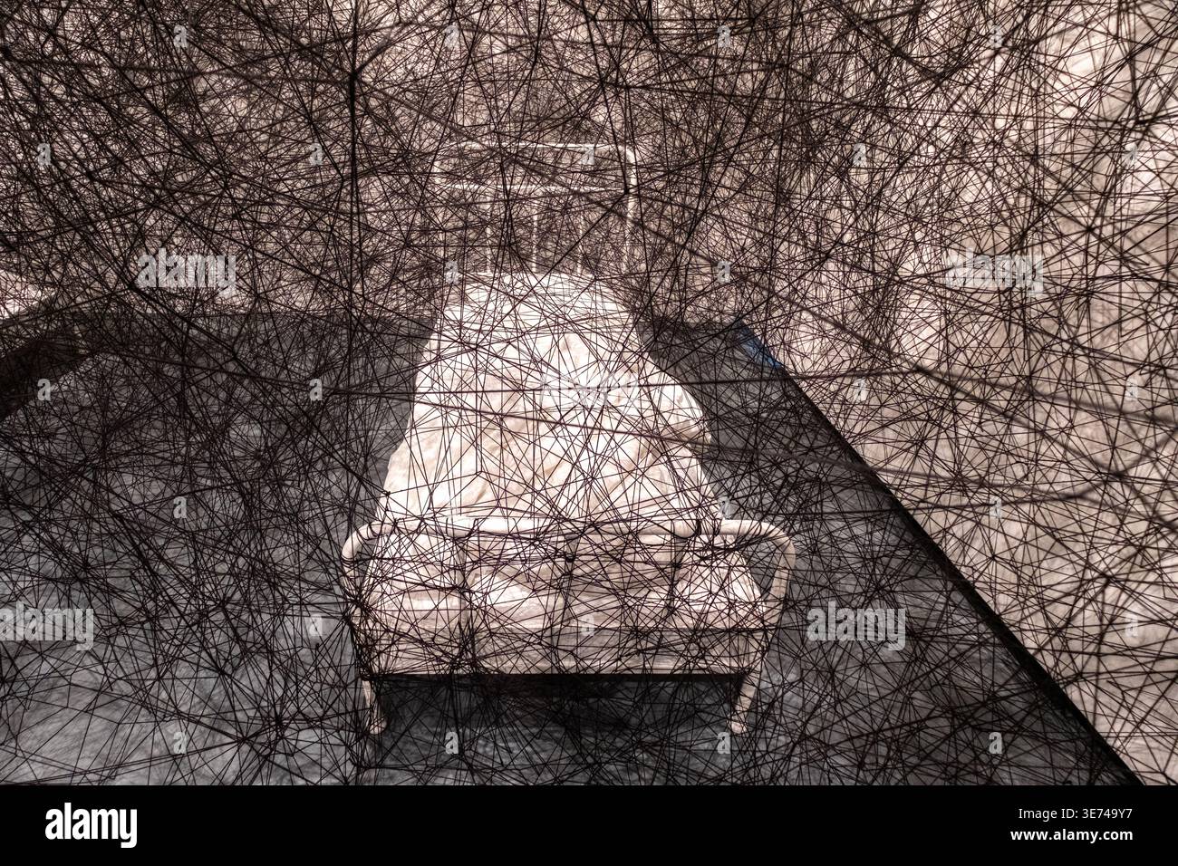 Pendant Sleep installation par Chiharu Shiota à la Hayward Gallery Banque D'Images
