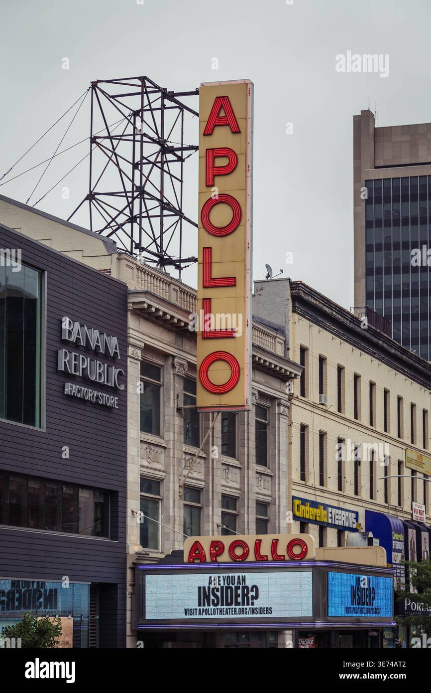 Vue verticale de l'enseigne historique Apollo Theater sur la 125e rue à Harlem, New York, contre un ciel nuageux Banque D'Images