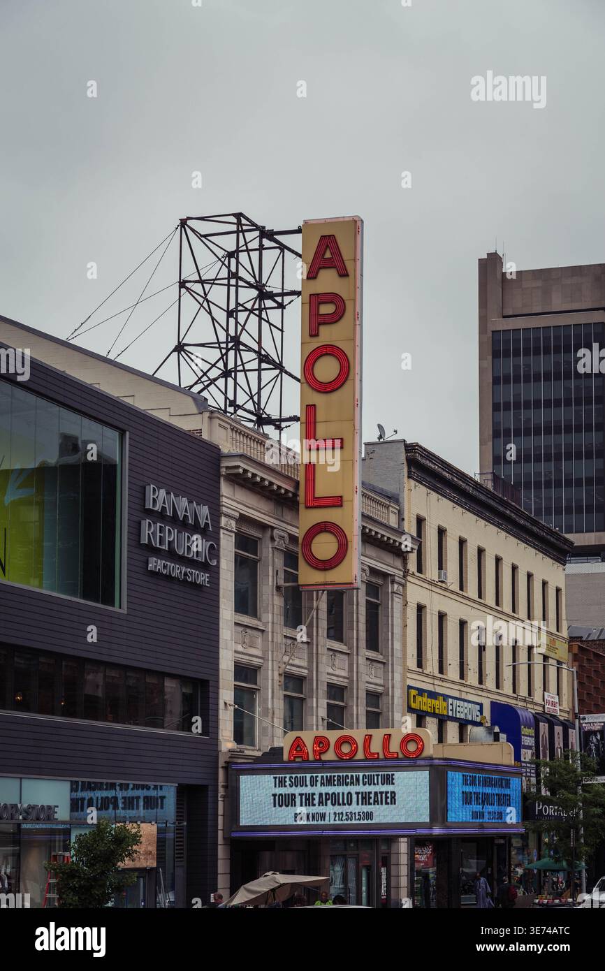 Vue verticale de l'enseigne historique Apollo Theater sur la 125e rue à Harlem, New York, contre un ciel nuageux Banque D'Images