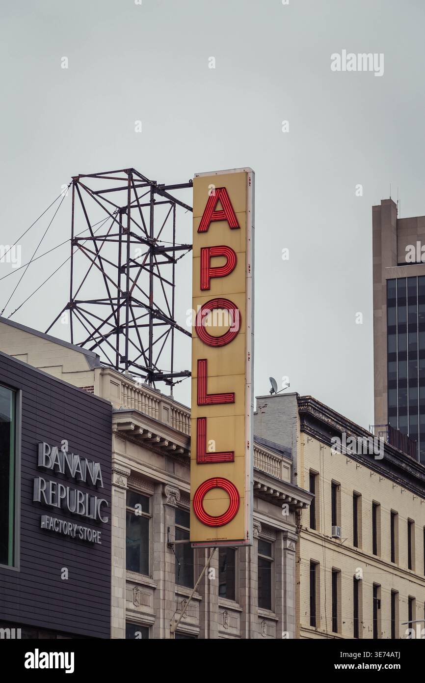 Vue verticale de l'enseigne historique Apollo Theater sur la 125e rue à Harlem, New York, contre un ciel nuageux Banque D'Images