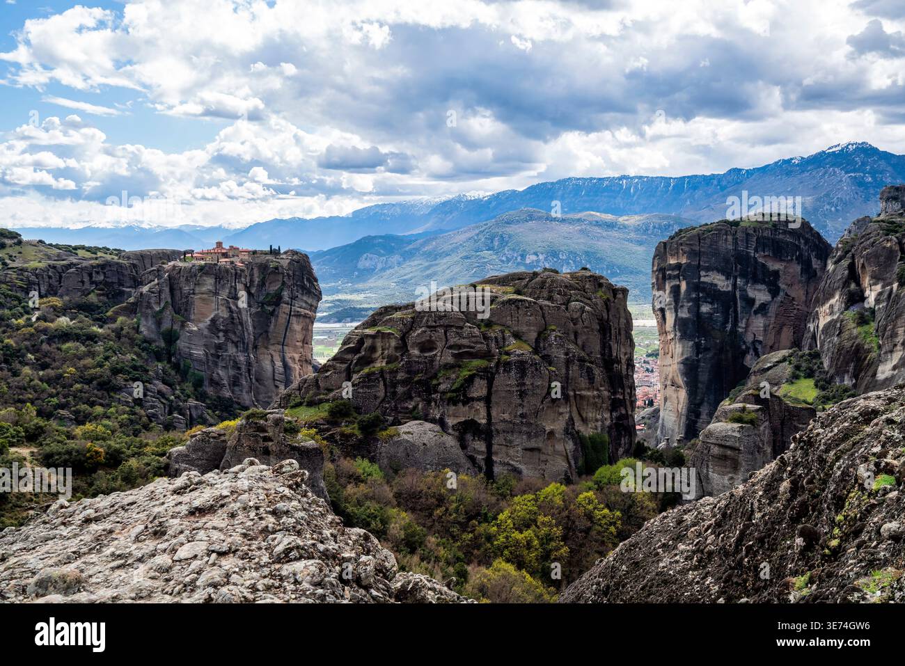 Vue grand angle des tours rocheuses massives des Météores s'élevant au-dessus de la vallée, photographiées depuis le point de vue principal en Grèce. Le format géologique dramatique Banque D'Images