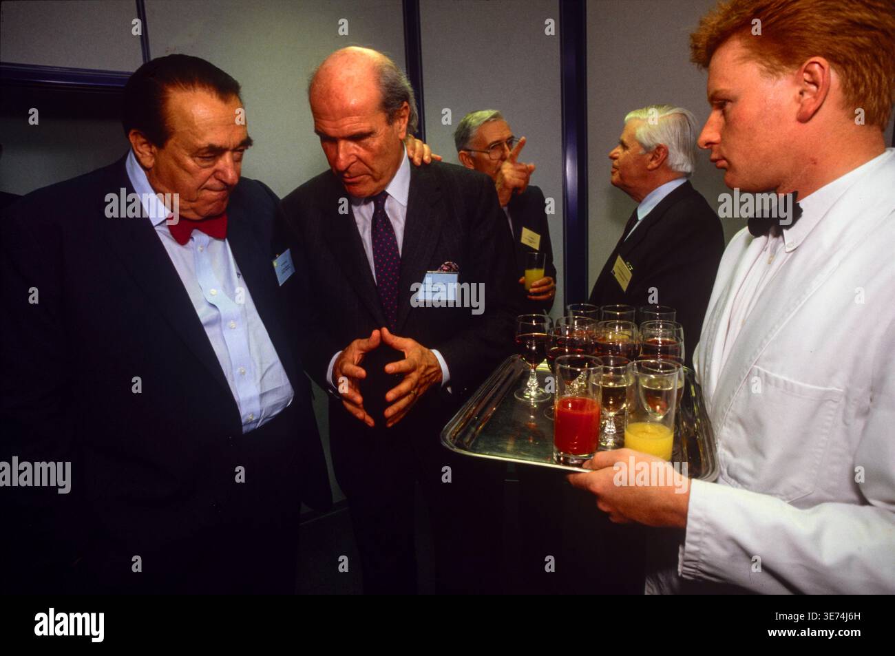 Le magnat des médias Robert Maxwell arrive à Bruxelles, en Belgique, pour un événement organisé par la Fondation EORTC, un fonds de recherche sur le cancer, 1990 Banque D'Images