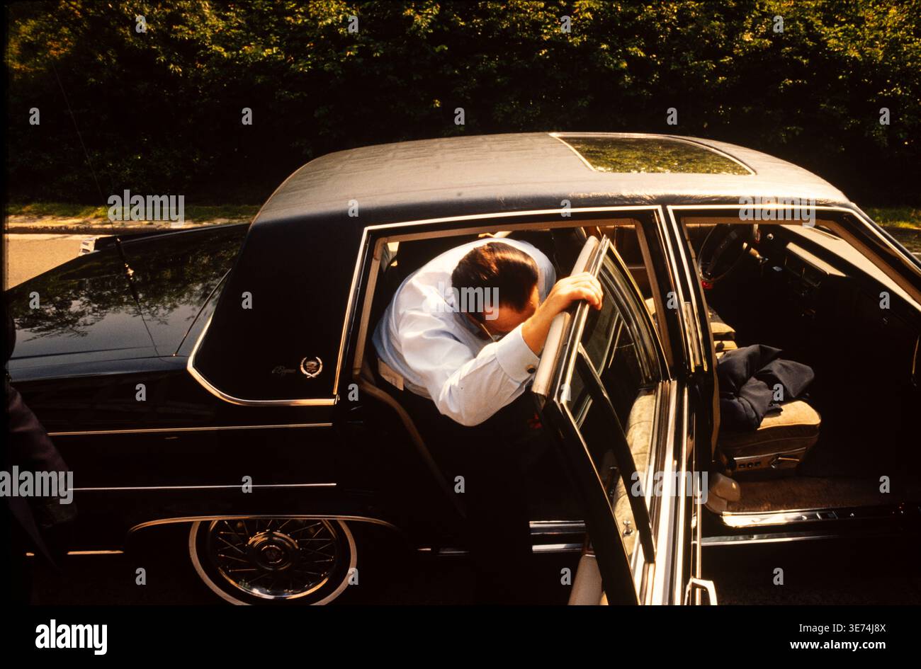 Le magnat des médias Robert Maxwell arrive à Bruxelles, en Belgique, pour un événement organisé par la Fondation EORTC, un fonds de recherche sur le cancer, 1990 Banque D'Images