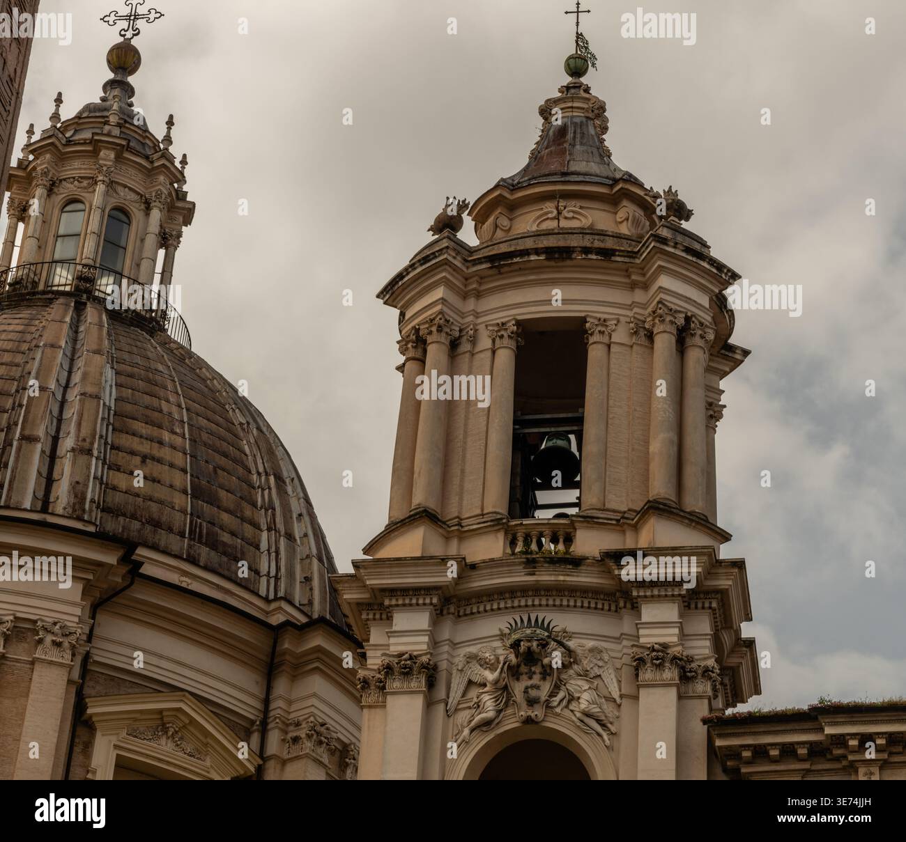 Cloche de péage à la tour de l'église à Piazza Navona par temps couvert, Rome, Italie Banque D'Images