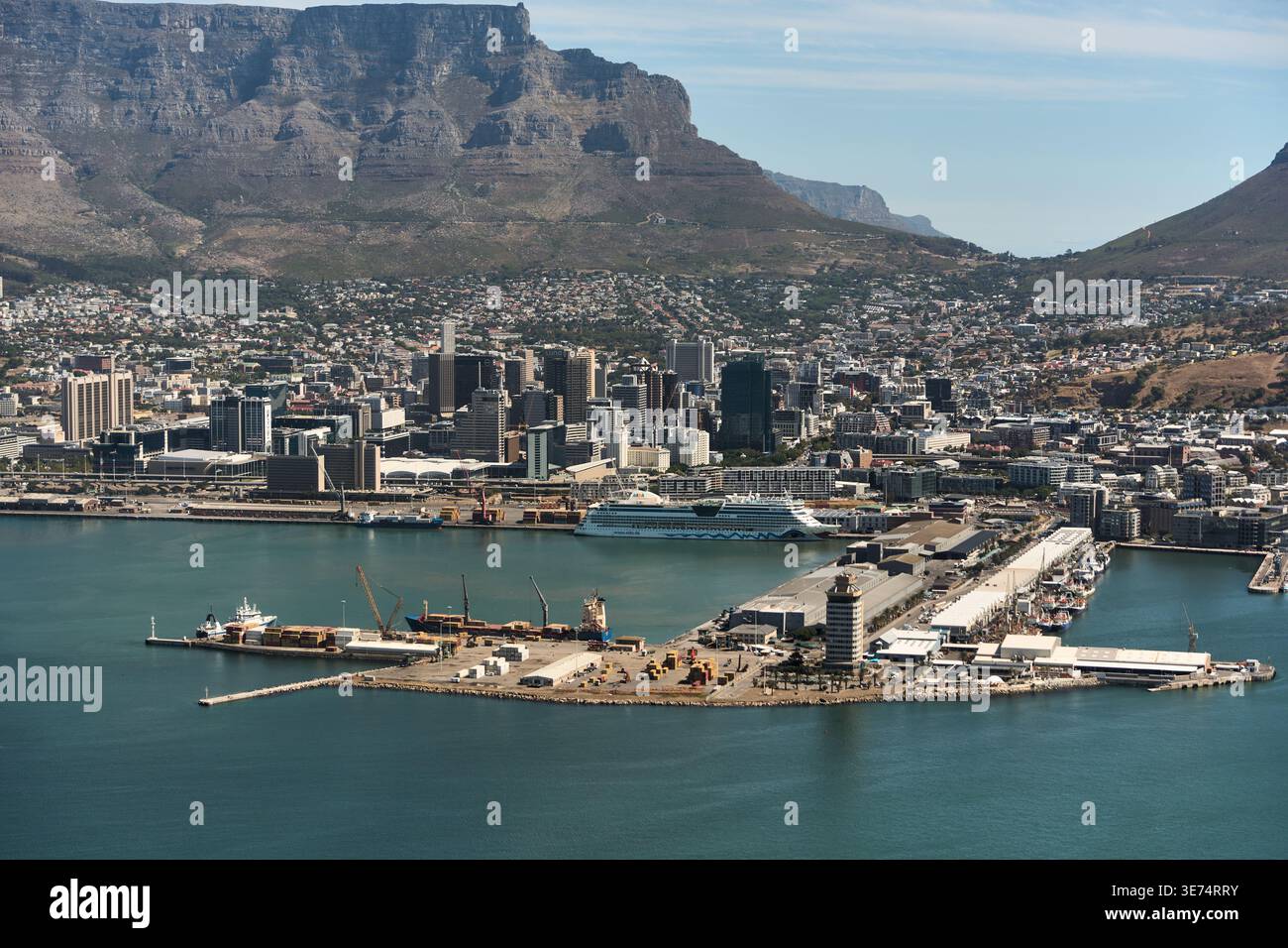 Navigation et visibilité des paysages riverains. Port animé avec cargos et paysages de montagne Banque D'Images