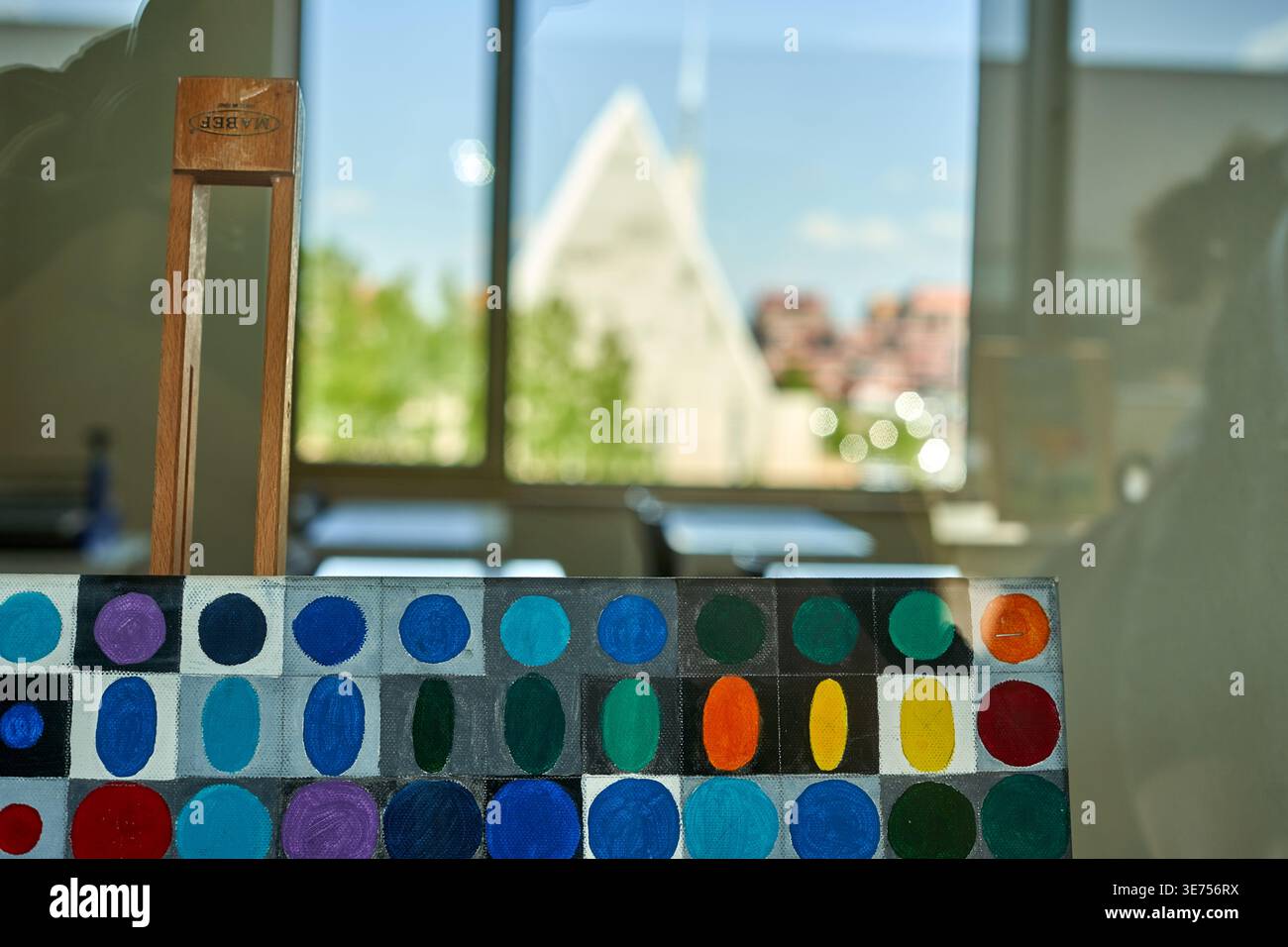Gros plan d'une carte de couleurs peinte à la main présentant des échantillons circulaires de différentes teintes, notamment des bleus, des verts, des rouges, des jaunes, des oranges et des violets Banque D'Images