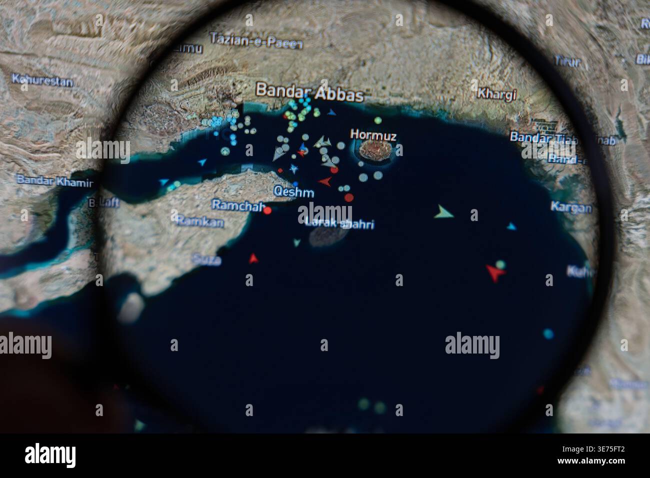 Loupe mettant l'accent sur la carte du trafic maritime du détroit d'Ormuz pendant la crise énergétique de 2026, montrant des pétroliers et des navires de charge naviguant Banque D'Images