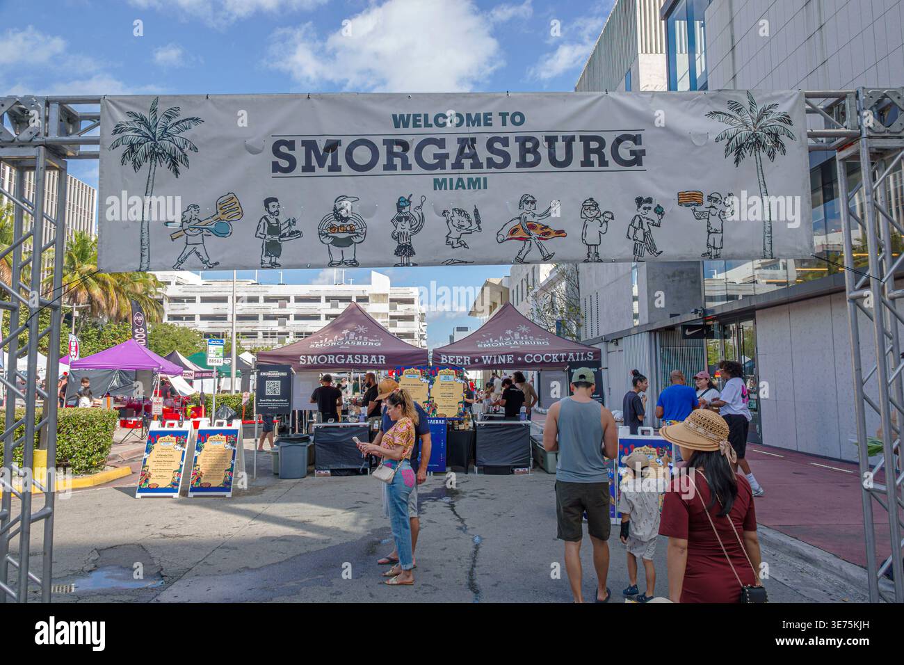 Miami Beach Floride, Smorgasburg Miami pop-up marché alimentaire en plein air, bannière d'entrée signe de bienvenue foule de gens marchant vendeurs tentes événement extérieur nourriture fe Banque D'Images