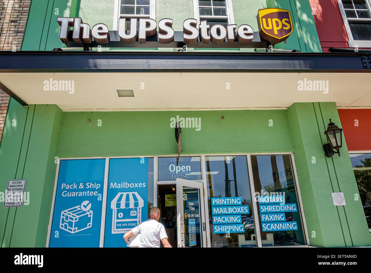 Tradition Florida, le service d'expédition UPS Store magasin magasin de détail de la signalétique extérieure logo d'entrée fenêtres d'impression d'emballage d'expédition de boîtes aux lettres d'affaires Banque D'Images