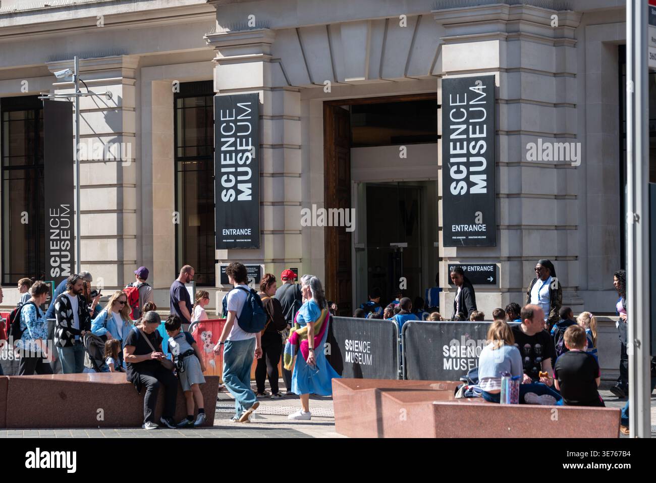 Les gens font la queue pour entrer au Science Museum, Londres, Royaume-Uni Banque D'Images