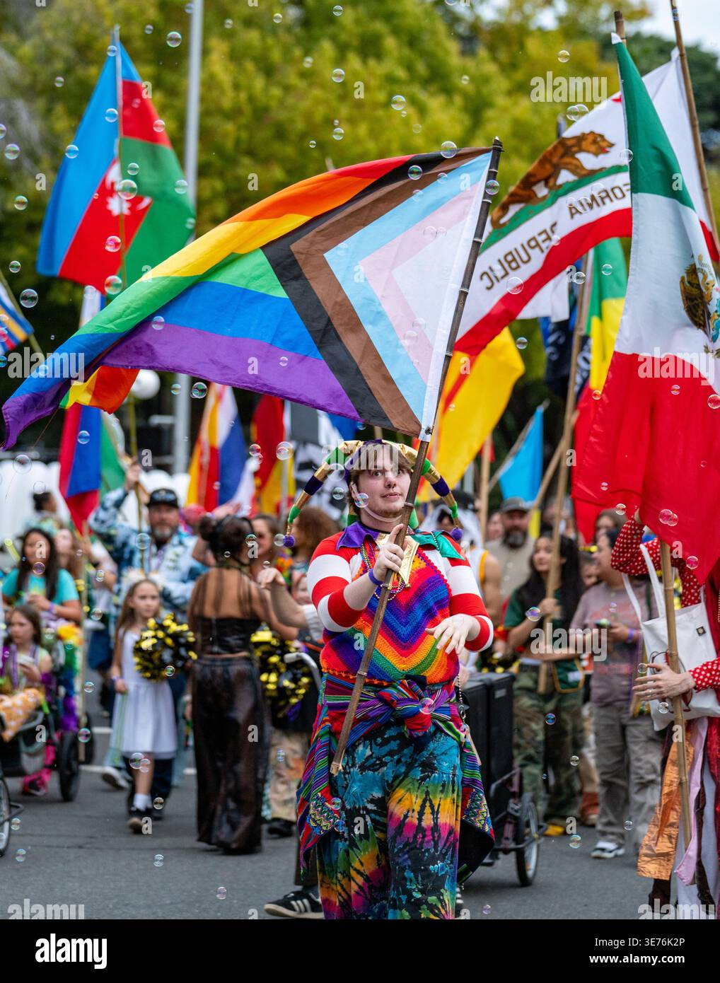 Un interprète du Air Aligned Dance Theater porte un drapeau Progress Pride au défilé de mardi gras de Sacramento. Banque D'Images