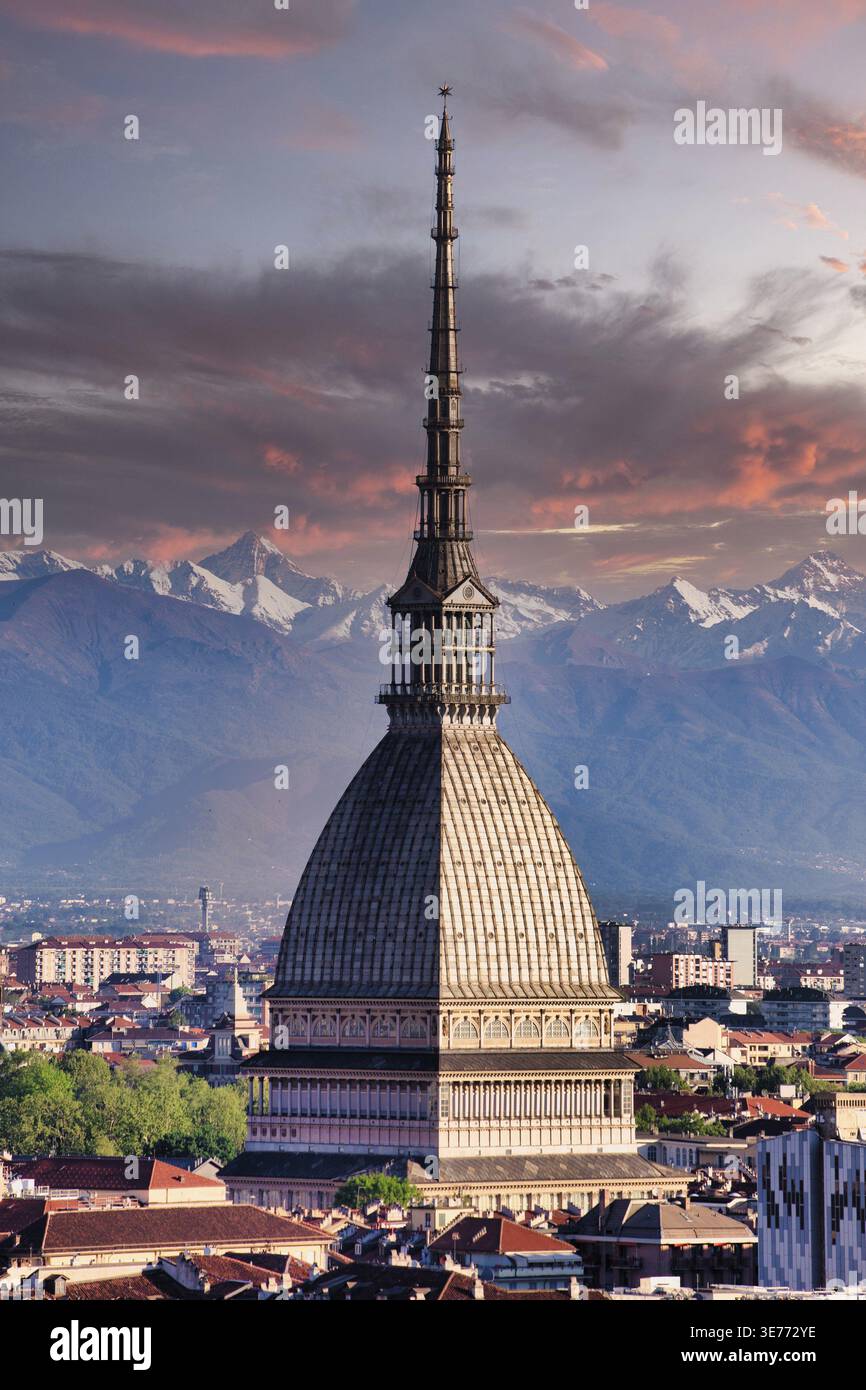 Turin, Italie - mai 2025 : monument de la mole Antonelliana avec les montagnes des Alpes en arrière-plan. Ciel bleu, vue panoramique, pas de gens Banque D'Images