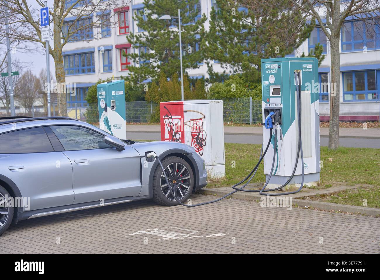 Mobilité électrique, recharge de voiture électrique chez Ecomobil SWE Strom Stadtwerke Erfurt, Thuringe, Allemagne, la voiture sur un parking se charge à un colu électrique Banque D'Images