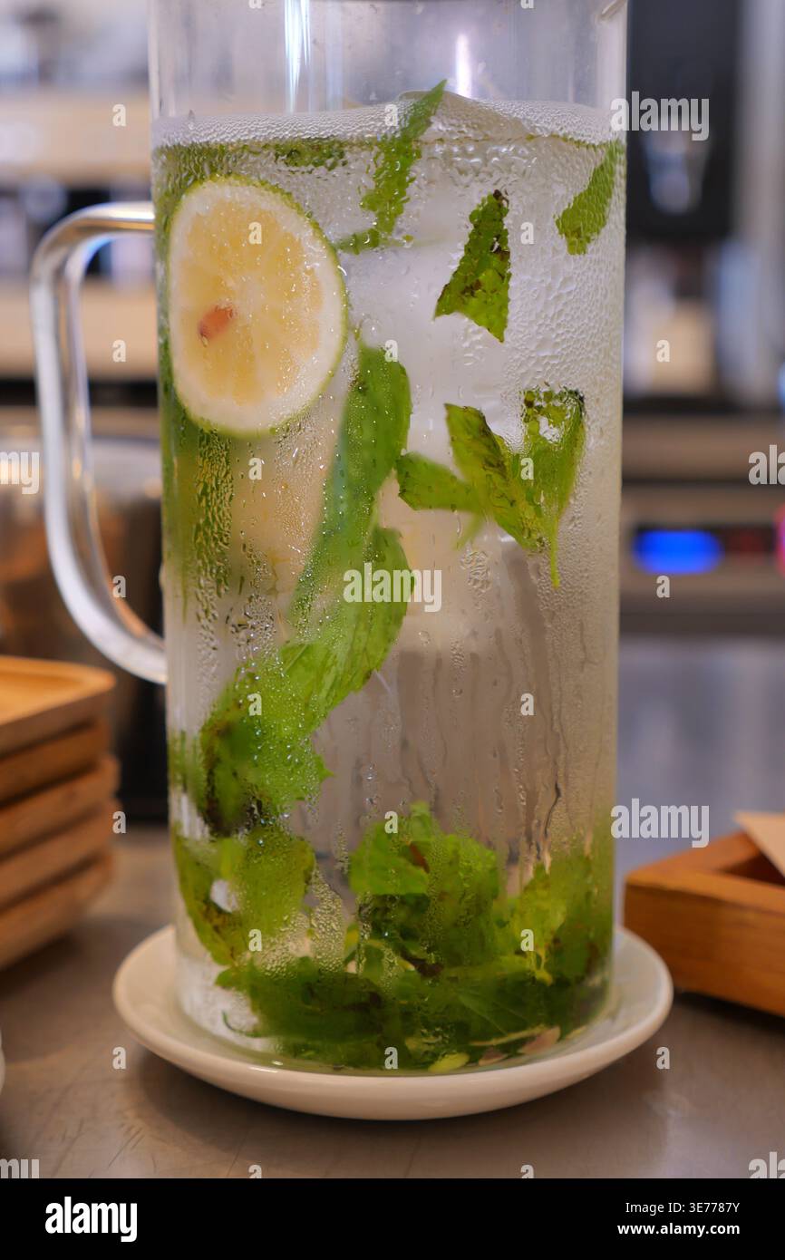 Boisson fraîche avec citron vert et menthe se trouve sur une table à l'intérieur Banque D'Images