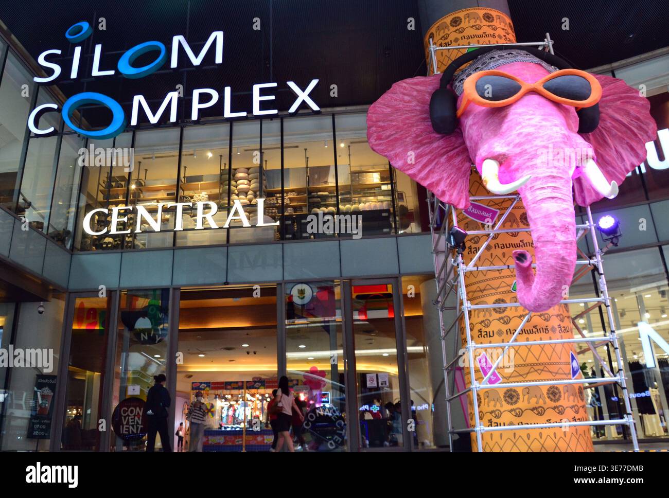 Une grande image d'éléphant de dessin animé annonçant le festival de l'eau de Songkran "Sawasdee Silom Land" devant le centre commercial Silom Complex dans le quartier Silom de Bangkok, en Thaïlande. Le festival de l'eau a lieu du 12 au 15 avril 2026, et mettra en vedette des foules trempant les uns les autres avec des pistolets à eau. Ce qui a commencé par verser doucement de l'eau sur les images de Bouddha et les aînés pour les bénédictions a évolué en célébrations nationales animées de jet d'eau. Le symbolisme est qu’il représente la purification – laver la malchance de l’année précédente et accueillir la nouvelle année avec de la chance. Banque D'Images