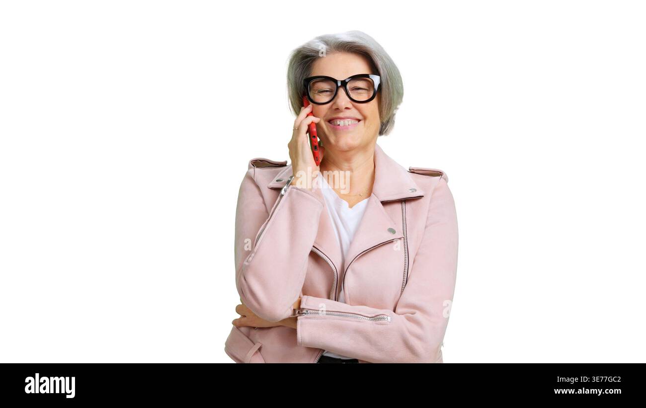 Femme âgée heureuse parlant au téléphone et souriant Banque D'Images