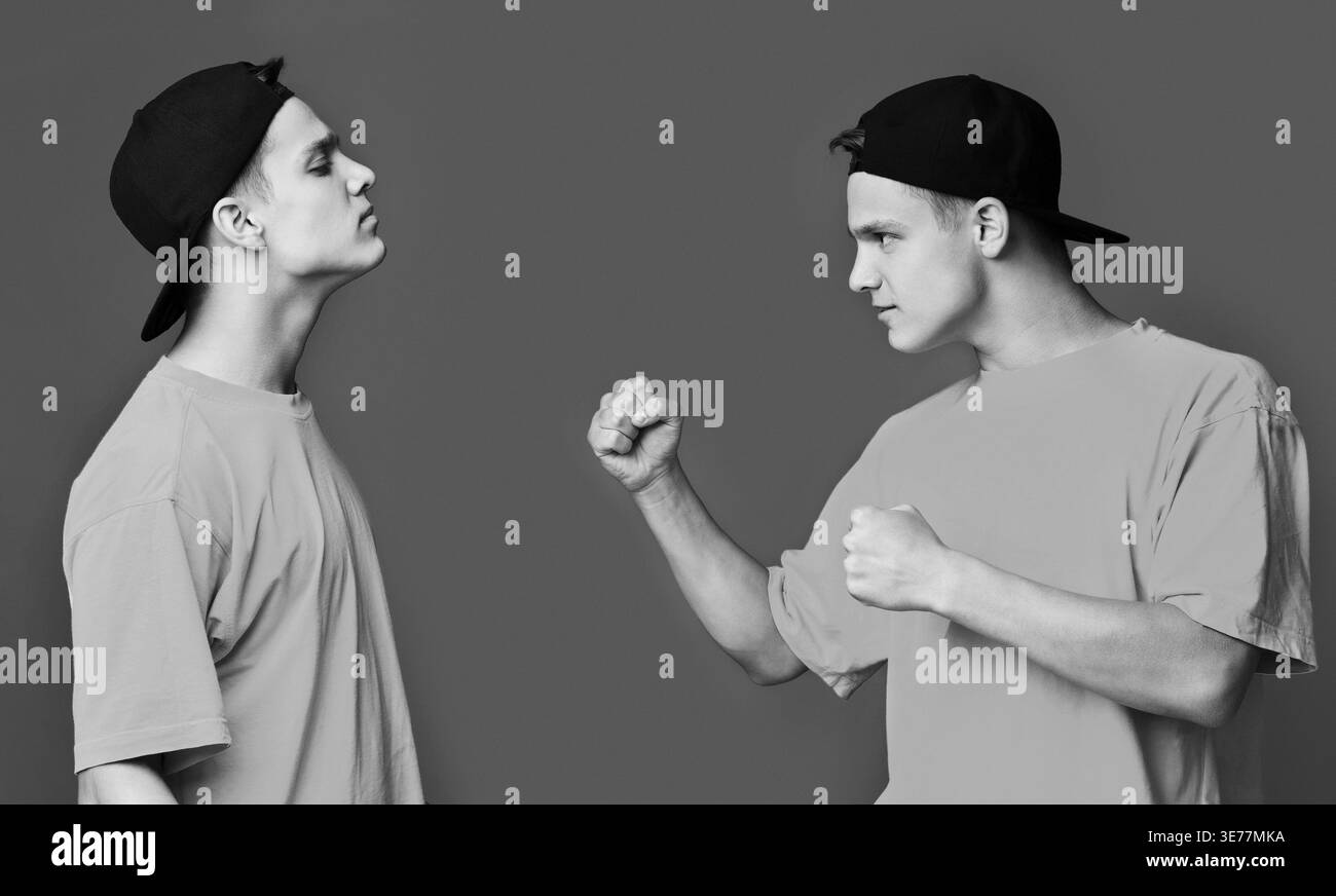 Collage de deux hommes en majuscules noires montrant différentes expressions et positions dans un cadre neutre Banque D'Images