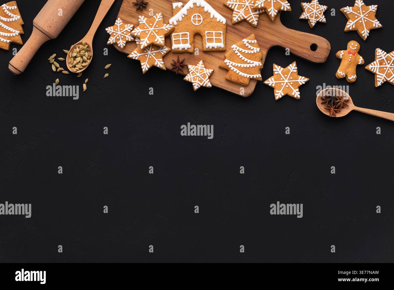 Biscuits de pain d'épices de Noël, épices sur planche à découper Banque D'Images