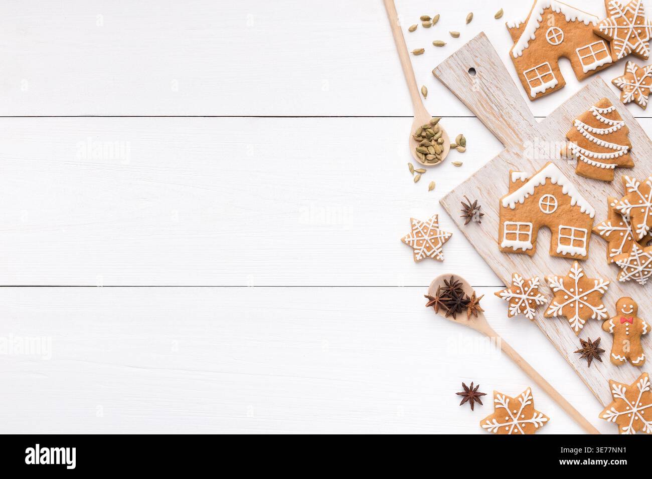 Biscuits en pain d'épices de Noël, épices sur bois blanc Banque D'Images