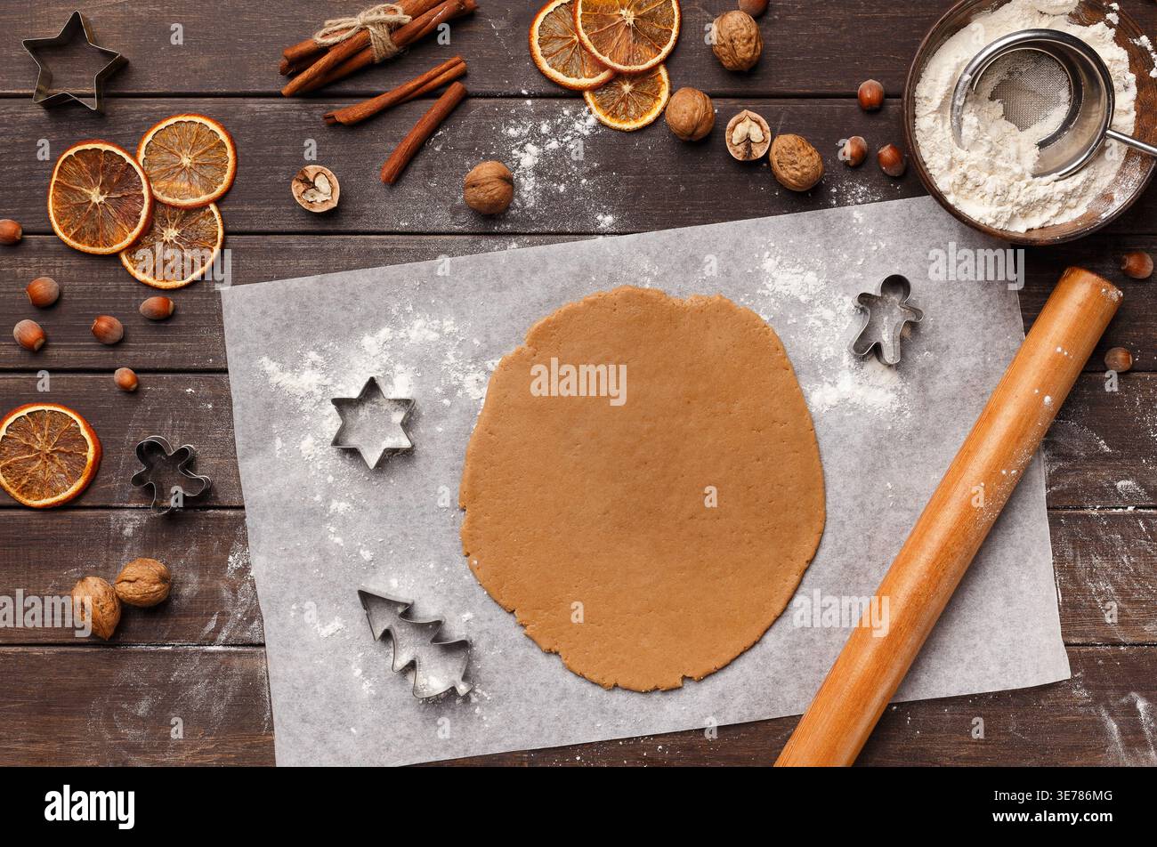 Pâte à pain d'épices, couteaux et ingrédients pour biscuits Banque D'Images