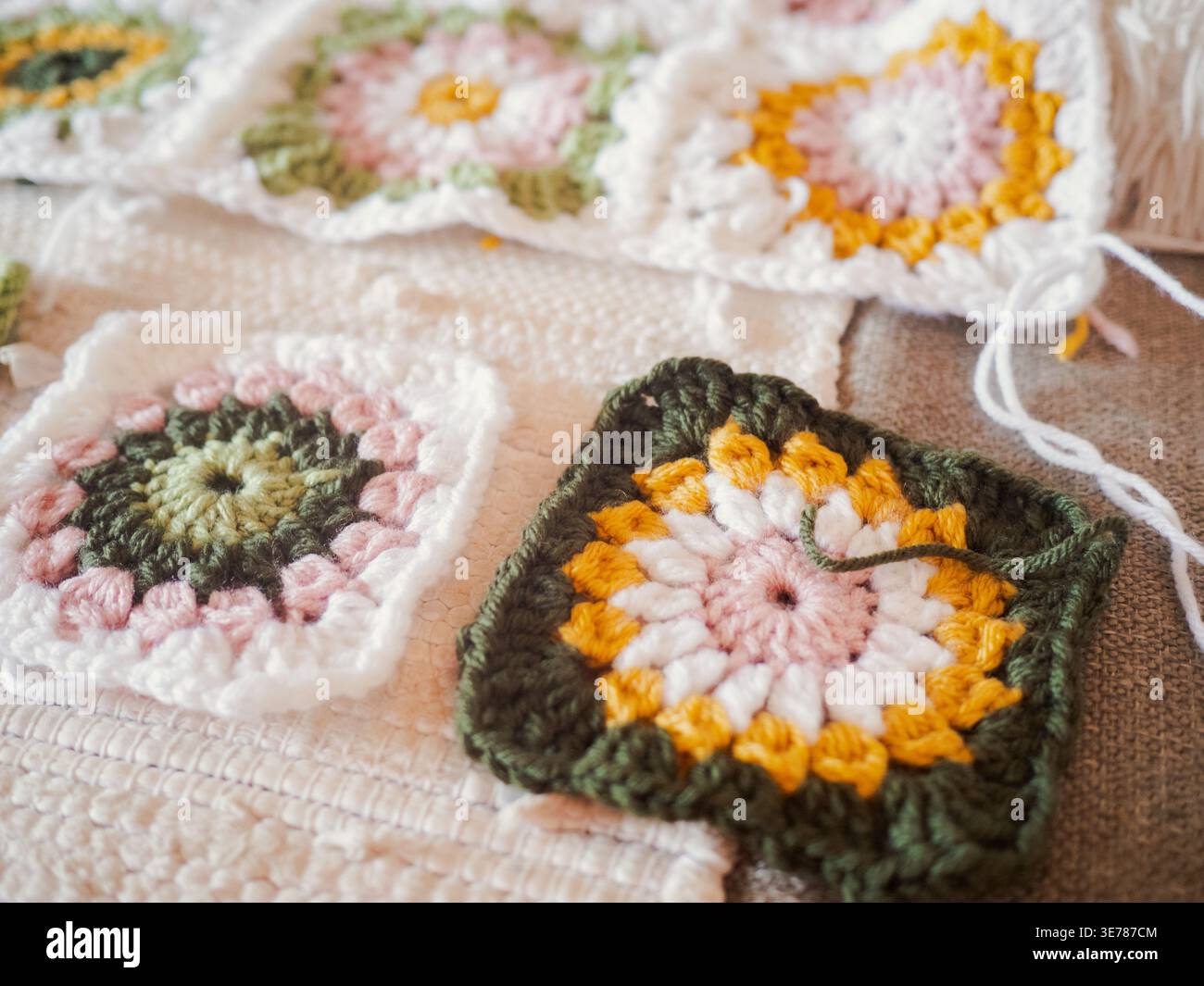 Carrés de mamie au crochet faits à la main créant une couverture colorée Banque D'Images