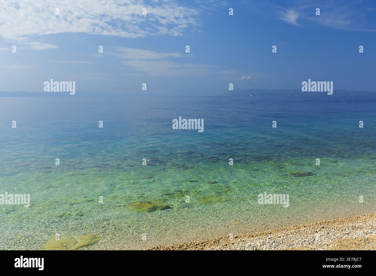 Texture claire de l'eau de mer peu profonde côte Adriatique Banque D'Images