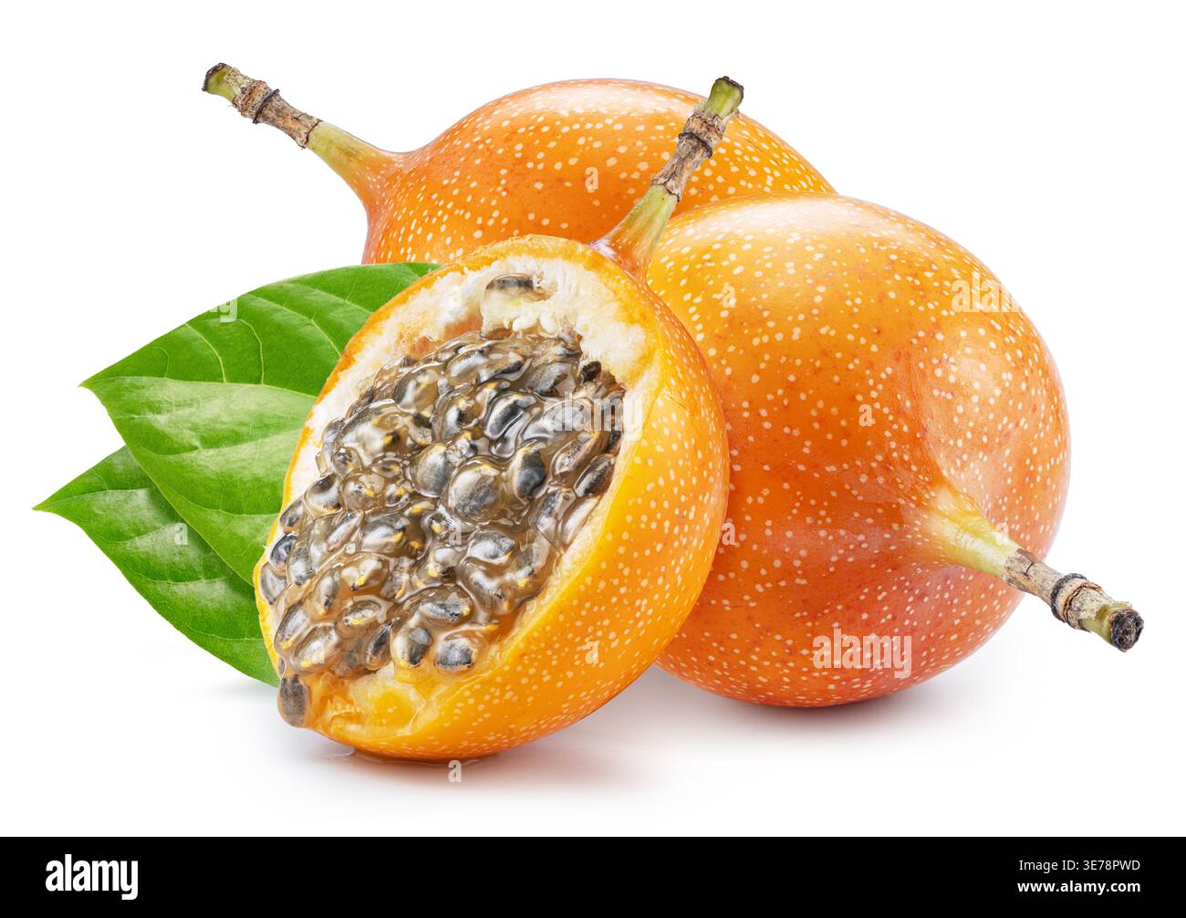 Fruit de granadilla jaune doux (Passiflora ligularis) avec feuilles de granadilla isolé sur fond blanc avec chemin de découpage. Image de haute qualité avec M. Banque D'Images