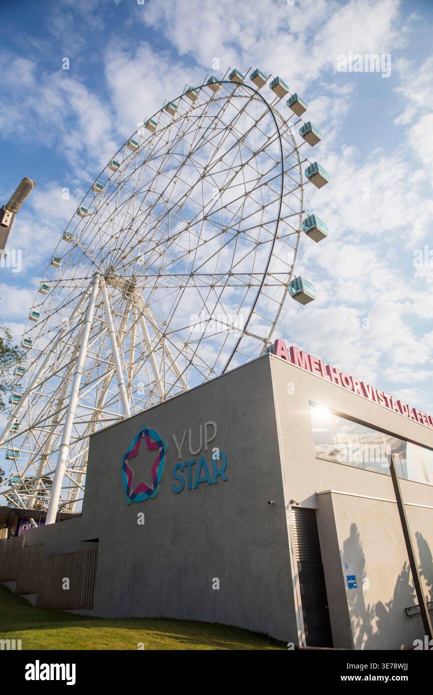 La grande roue Yup Star, l'une des plus grandes roues d'observation d'Amérique latine, domine ses installations de billetterie et d'entrée à Foz do Iguacu, P. Banque D'Images