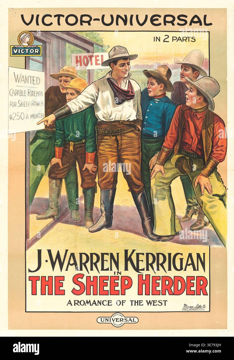 Cette affiche de film vintage de 1917, distribuée par Victor-Universal et Morgan Litho. Co, annonce 'The Sheep Herder' mettant en vedette J. Warren Kerrigan. L'œuvre représente Kerrigan, un acteur de cinéma muet de premier plan, en tant que cow-boy pointant vers un panneau « recherché » pour un contremaître de ranch de moutons, entouré d'autres cow-boys. Banque D'Images