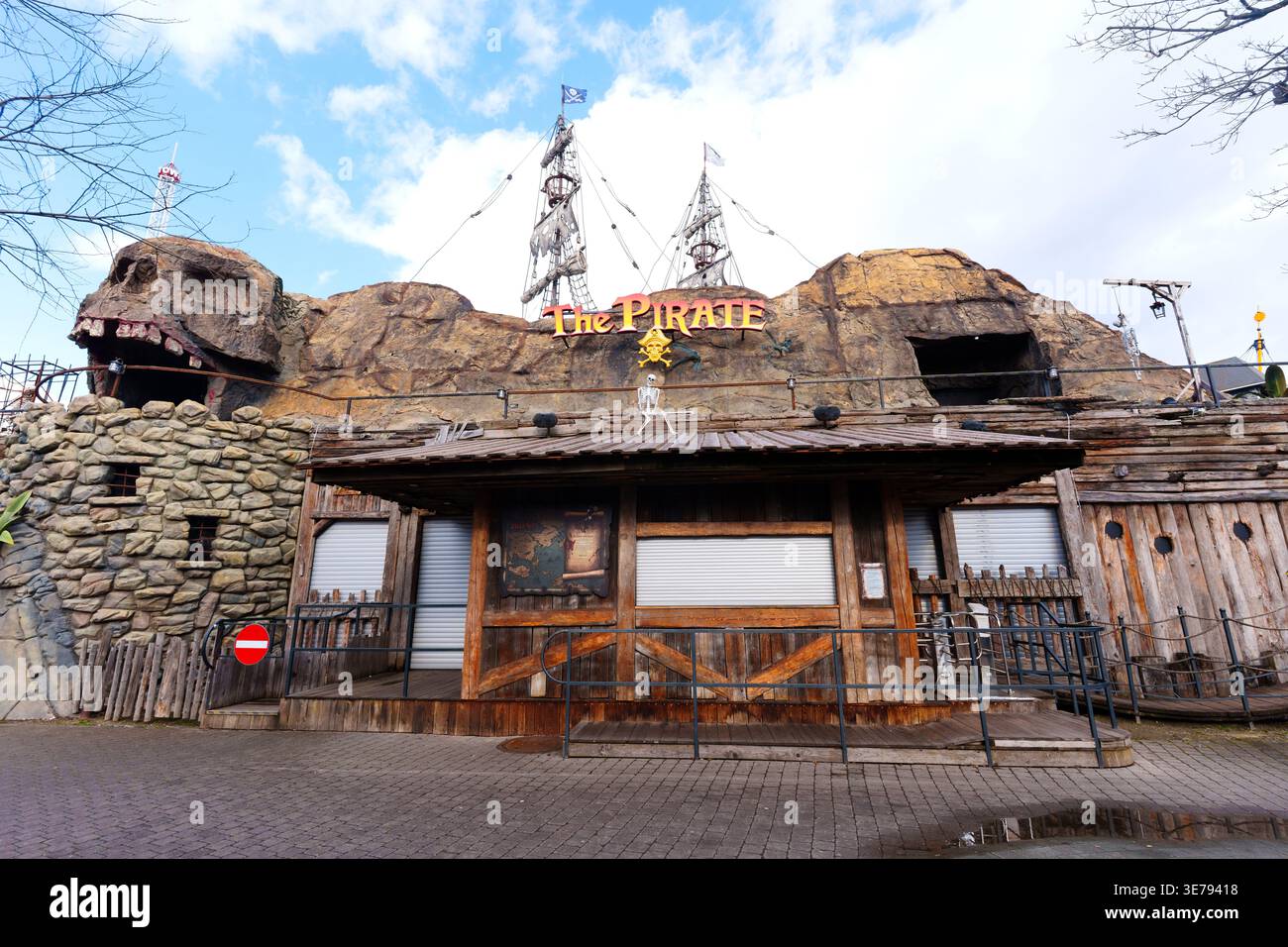 Vienne, Autriche - le 24 février 2026 : promenade sombre sur le thème des pirates au parc d'attractions historique Wurstelprater à Vienne, avec un rocher crânien géant, pirat Banque D'Images