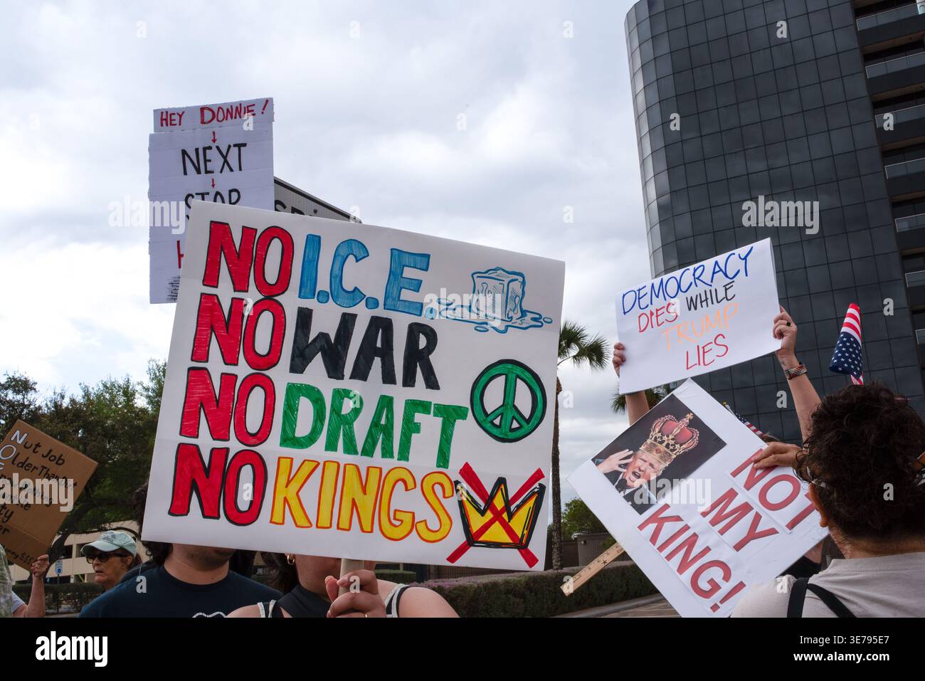 Des pancartes dans les airs avec des slogans comme « pas de glace, pas de guerre, pas de draft », McAllen, Texas, USA. Banque D'Images