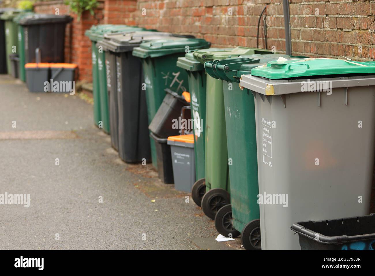 31 mars 2026, Brighton, East Sussex, Royaume-Uni : Brighton, ROYAUME-UNI. 31 mars 2026. Bacs de recyclage communaux placés le long d'une rue résidentielle à Brighton, une ville côtière du sud de l'Angleterre. (Crédit image : © Shane Wsilly/IMAGESLIVE via ZUMA Press Wire) USAGE ÉDITORIAL SEULEMENT ! Non destiné à UN USAGE commercial ! Banque D'Images