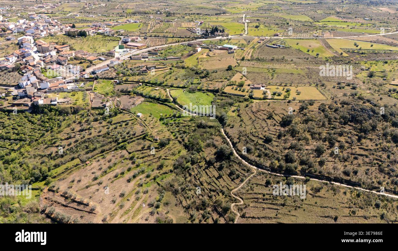 Vue aérienne montrant le village fermoselle niché entre les champs agricoles et les collines en terrasses en espagne Banque D'Images