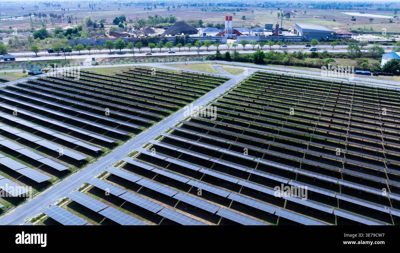 Une vue surélevée d'une ferme solaire photovoltaïque à grande échelle présentant une infrastructure énergétique durable et une production d'énergie à l'échelle utilitaire. Banque D'Images