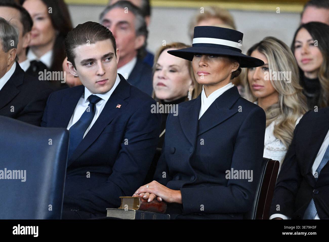 Photo de dossier - (G-d) Barron Trump et la première dame Melania Trump écoutent le président américain Donald Trump prononcer des remarques après avoir prêté serment en tant que 47e président dans la rotonde du Capitole américain à Washington, DC, le 20 janvier 2025. - La première dame des États-Unis, Melania Trump, a nié jeudi qu'elle avait des liens avec Jeffrey Epstein, rejetant les affirmations qu'elle avait des liens avec lui ou qu'elle avait été victime de lui. Pendant ce temps, le président américain Donald Trump s’est éloigné de la question, ajoutant qu’il n’était pas au courant de sa déclaration. Photo SAUL LOEB/POOL/ABACAPRESS.COM Banque D'Images
