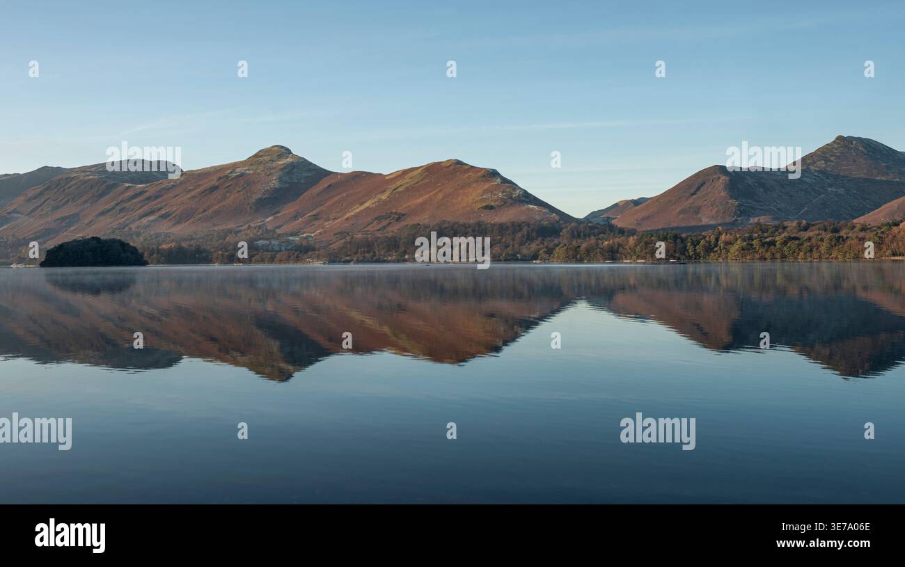 Reflets miroir de Cat Bells & Maiden Mor de la rive est de Derwentwater, Cumbria, Royaume-Uni Banque D'Images