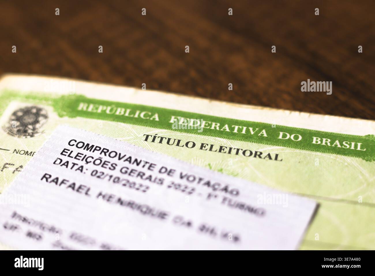 Gros plan sur le titre électoral du Brésil (Título de Eleitor). La carte d'inscription de l'électeur est le document qui prouve votre inscription à l'élection Banque D'Images