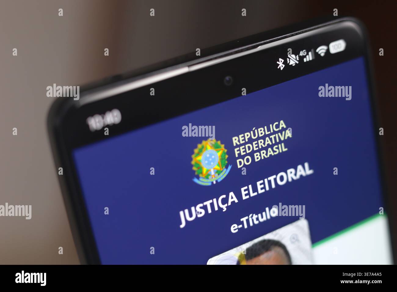 Dans cette illustration photo, l’application e-title (Título de Eleitor) s’affiche sur l’écran d’un smartphone. La carte d'inscription de l'électeur est le document qui Banque D'Images