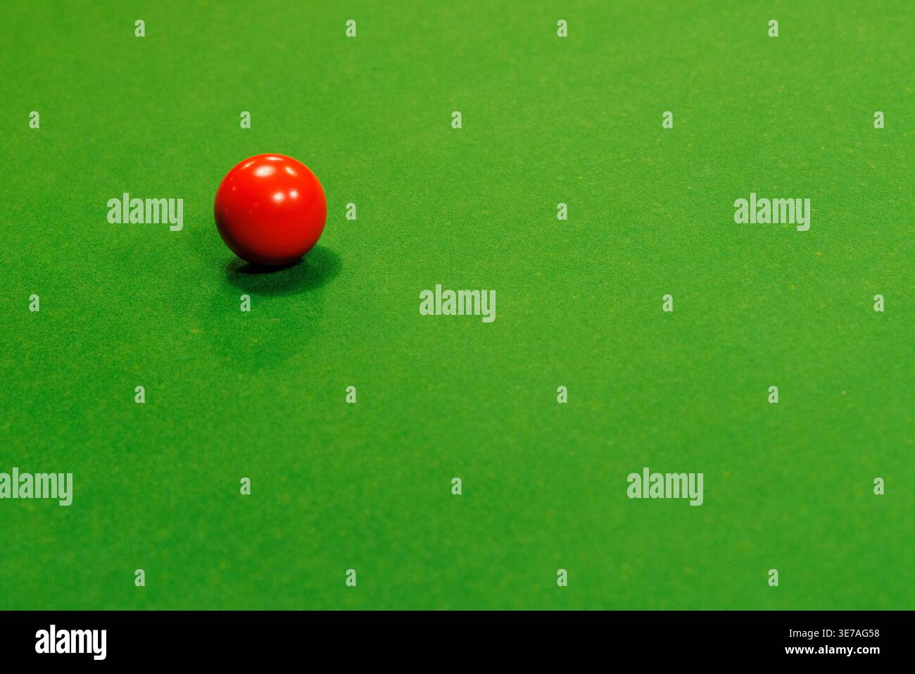 Boule de billard rouge sur baize verte, Angleterre, Royaume-Uni Banque D'Images