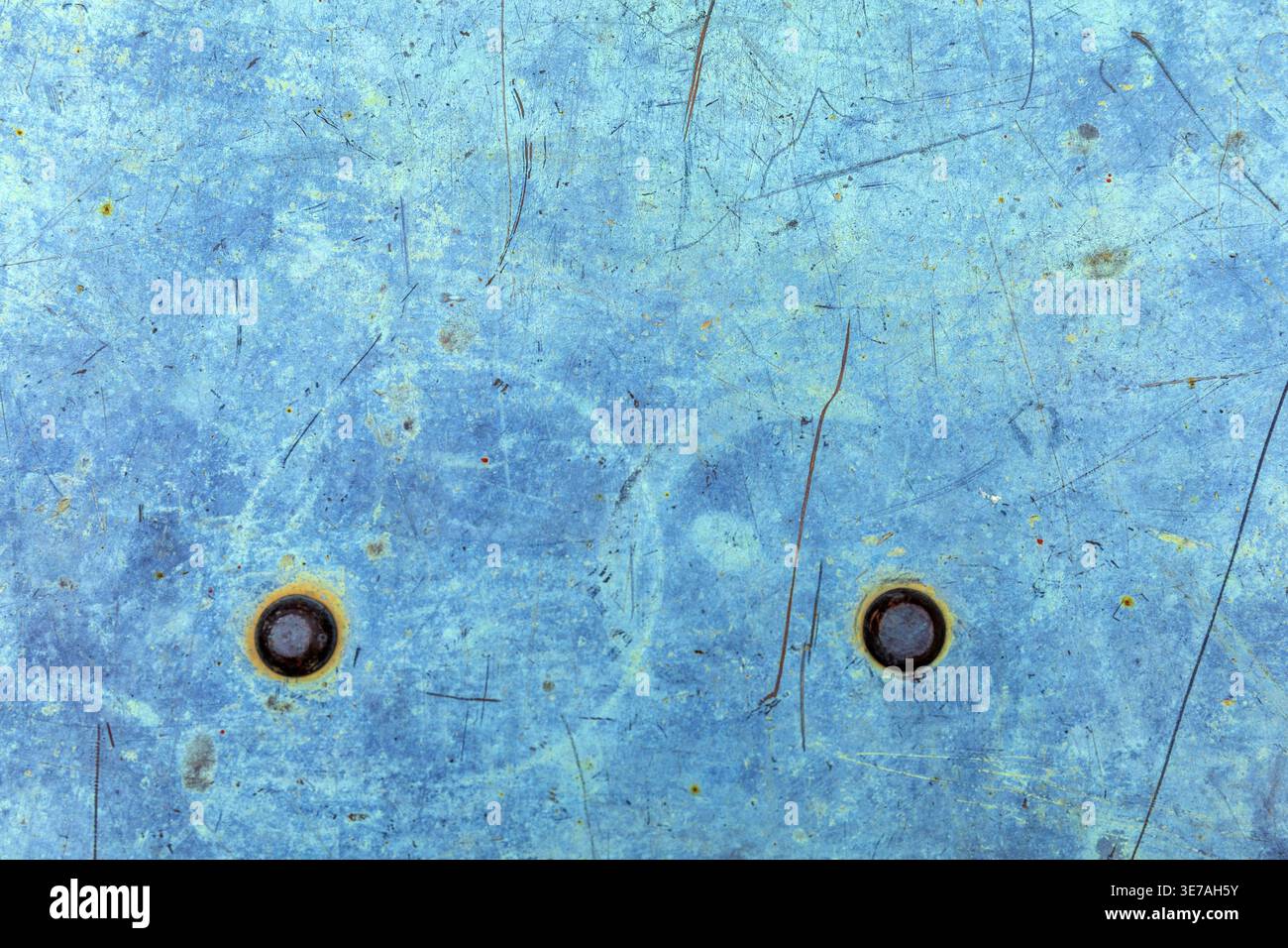 Surface métallique bleue abstraite avec des rayures et des boulons. Fond industriel grunge. Banque D'Images