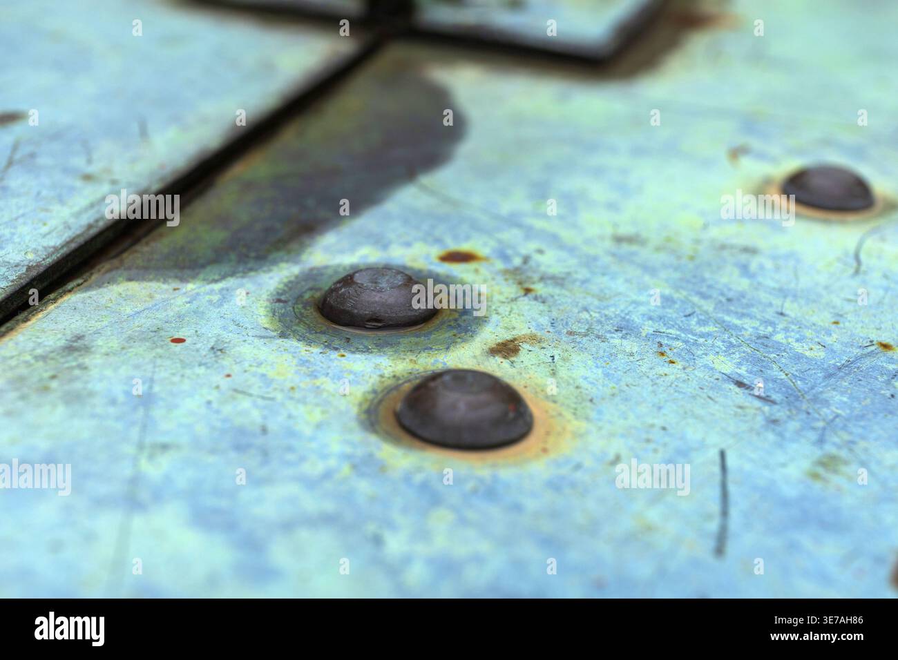 Gros plan de la surface métallique vieillie avec de la rouille et des boulons. Fond de texture industrielle. Banque D'Images