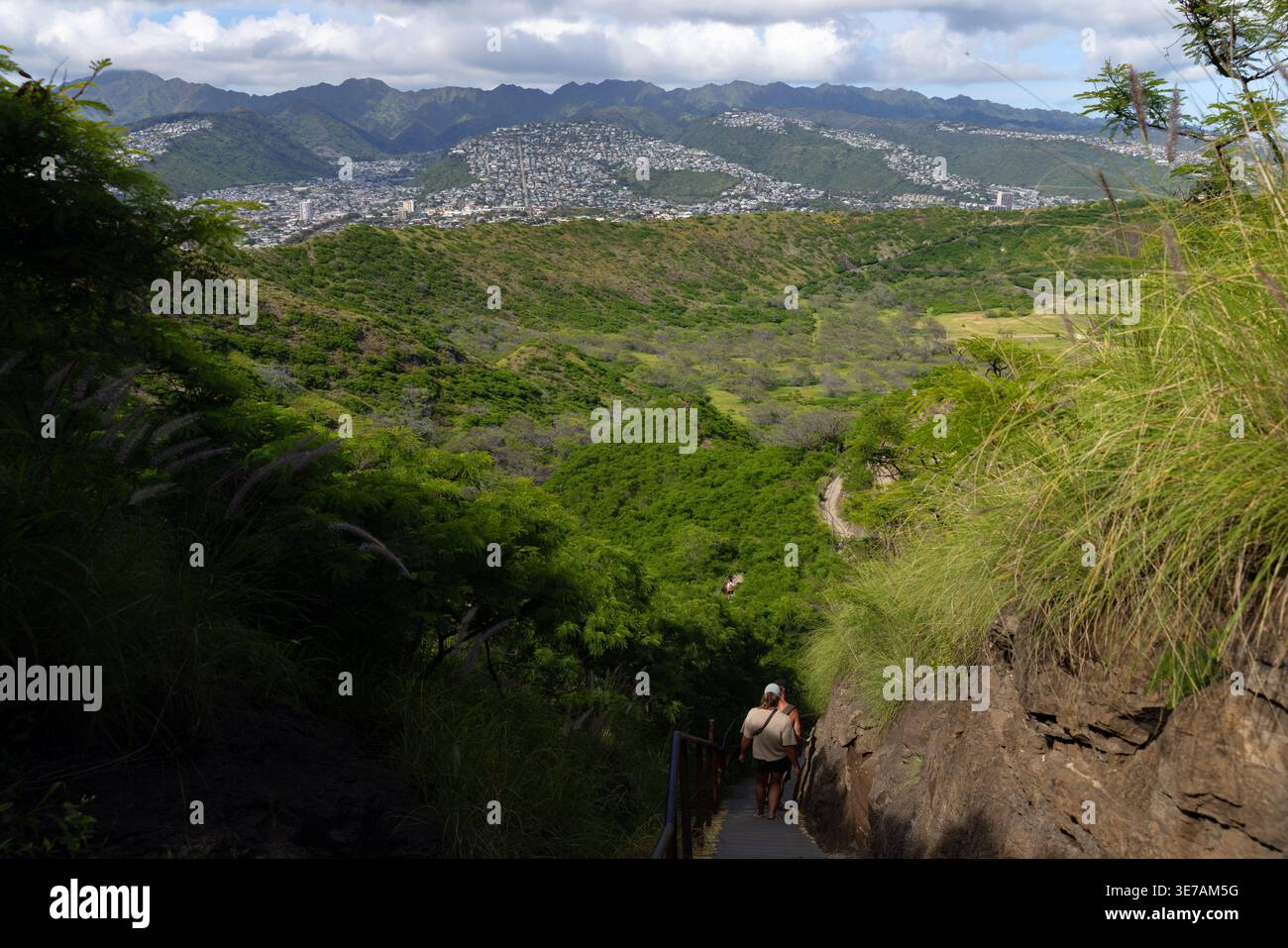 Randonneurs descendant le sentier sur le cratère Diamond Head avec vue vers Honolulu, Oahu, Hawaii, USA Banque D'Images