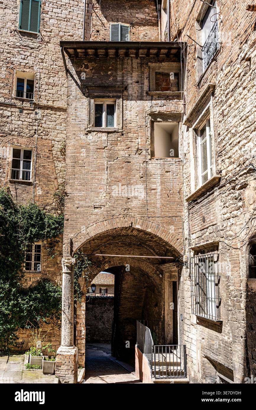 Vestiges d'une tour médiévale incorporée dans le tissu urbain de la via del Bufalo, une rare trace visible de l'histoire médiévale de Pérouse, Pérouse Italie Banque D'Images