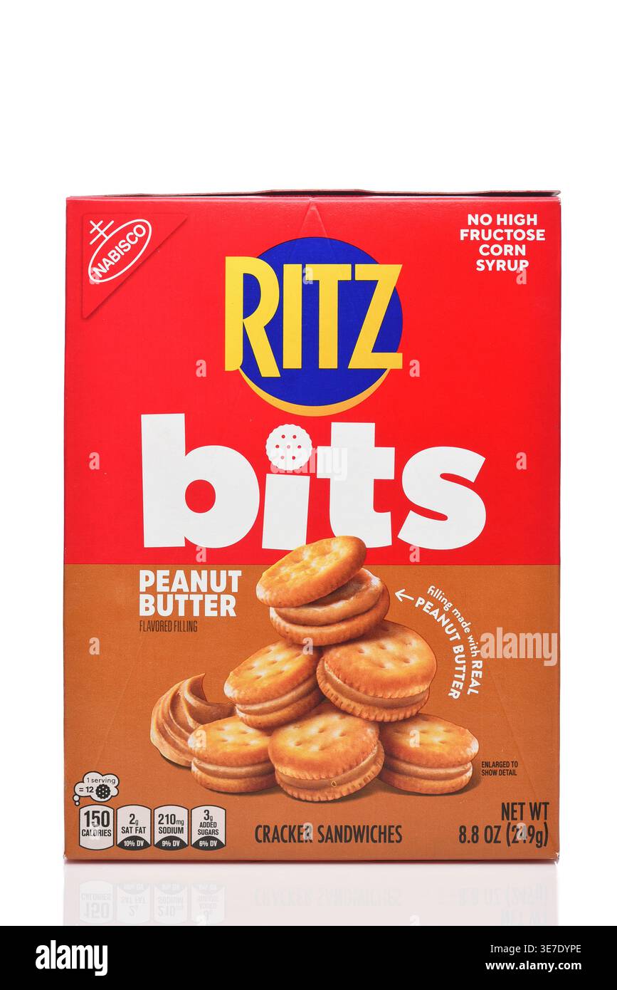 IRVINE, CALIFORNIE - 10 avril 2026 : une boîte de craquelins au beurre de cacahuète Ritz bits. Banque D'Images