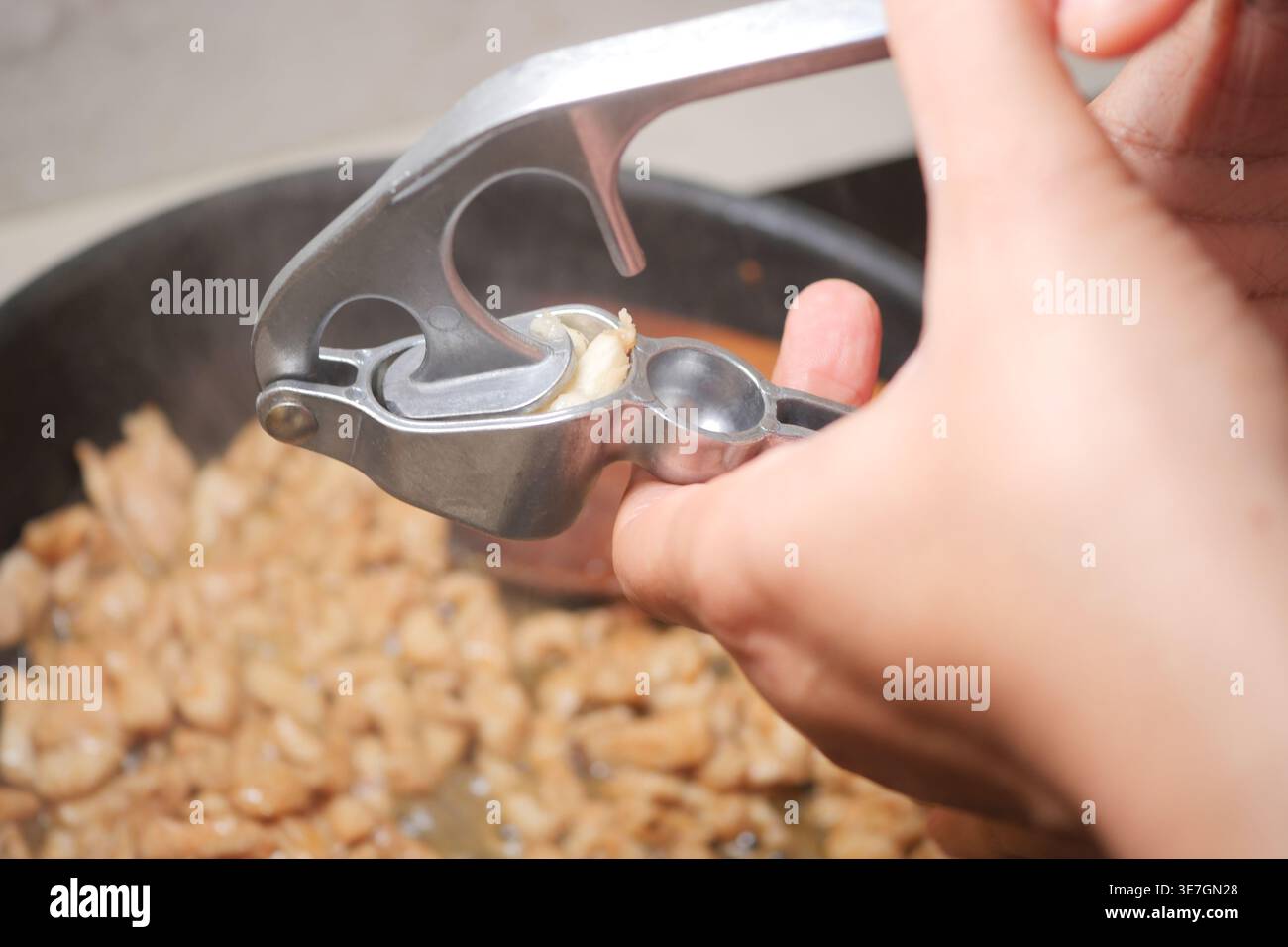 Cuisson avec un presse-ail dans un cadre de cuisine maison Banque D'Images