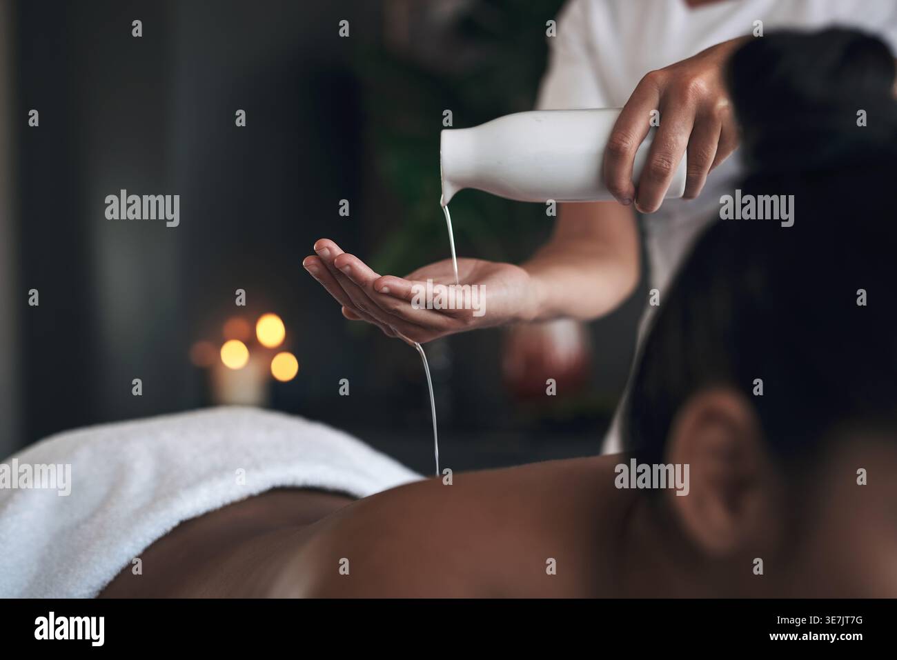 Thérapeute, client et mains avec huile de massage dans le spa, traitement des tissus profonds ou thérapie de relaxation musculaire. Bouteille, soulagement du stress ou masseuse avec personne Banque D'Images