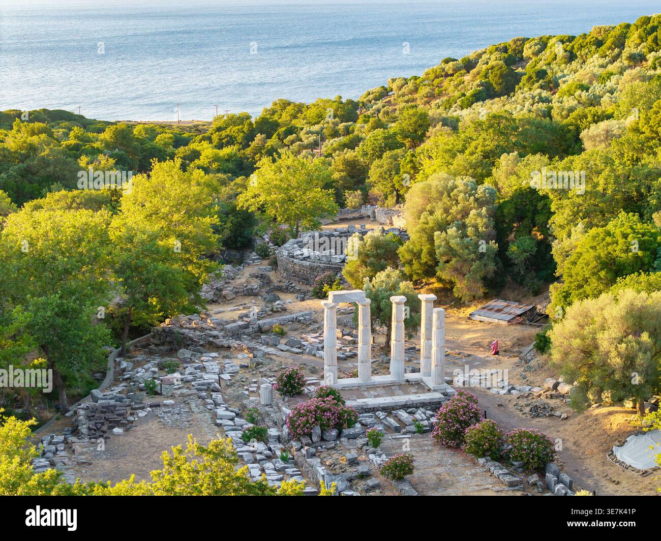 Vue aérienne du Sanctuaire des grands Dieux au coucher du soleil Samothrace Banque D'Images