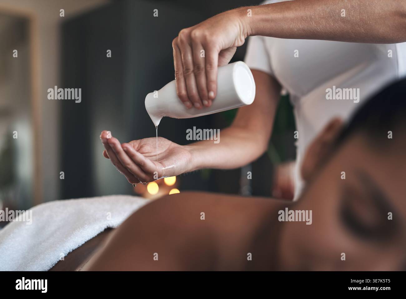 Thérapeute, client ou mains avec de l'huile pour le massage, le traitement des tissus profonds ou la thérapie de relaxation musculaire. Bouteille, soulagement du stress ou masseuse avec personne dans Banque D'Images