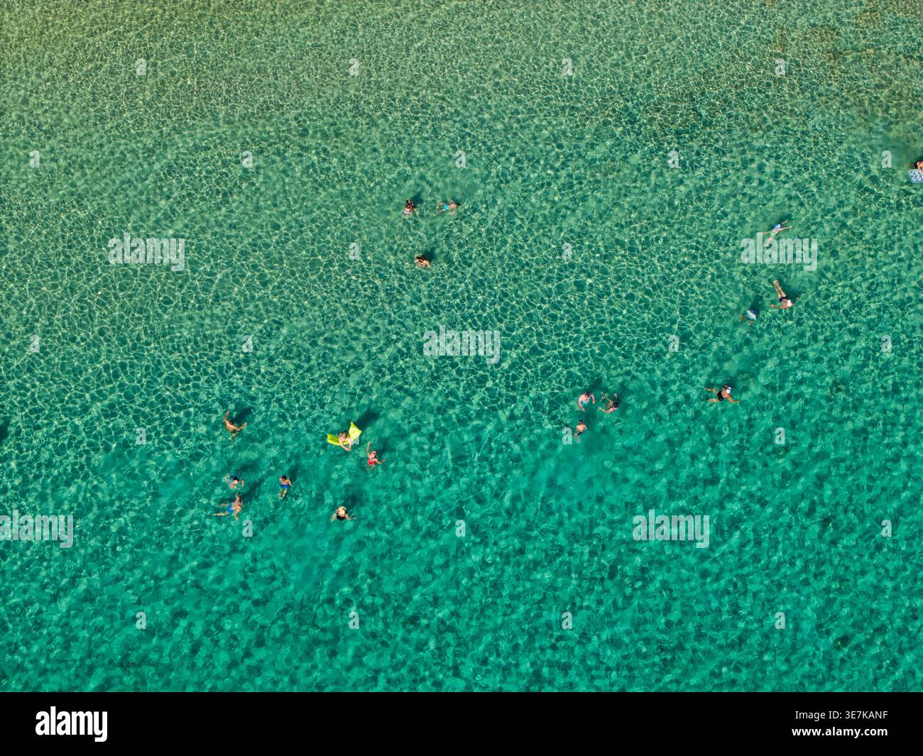 Vue aérienne de haut en bas des personnes nageant dans l'eau Turquoise Banque D'Images